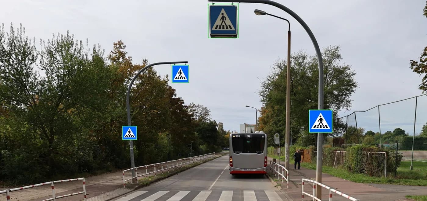 Several automatically detected traffic signs in the STRADIS WebClient